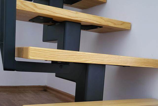 Scara pe structura metalica. 