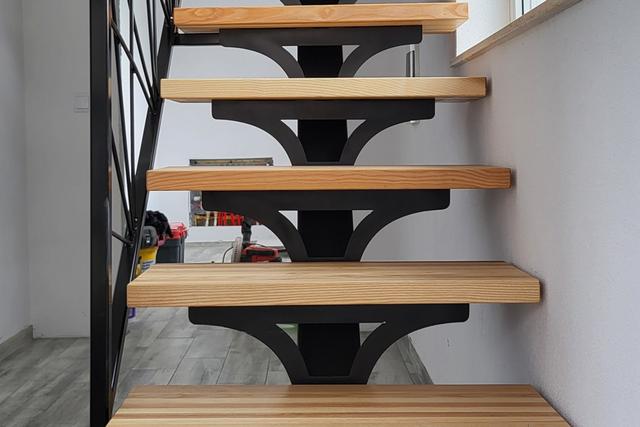 Scara pe structura metalica, cu profil de 120x120 si trepte de frasin.