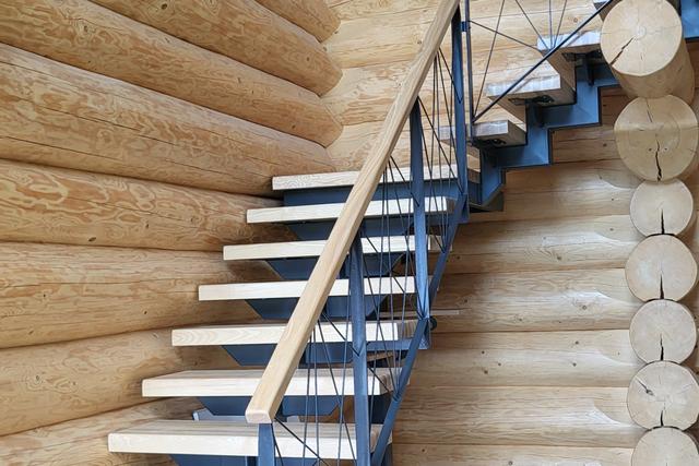 Scara pe structura metalica