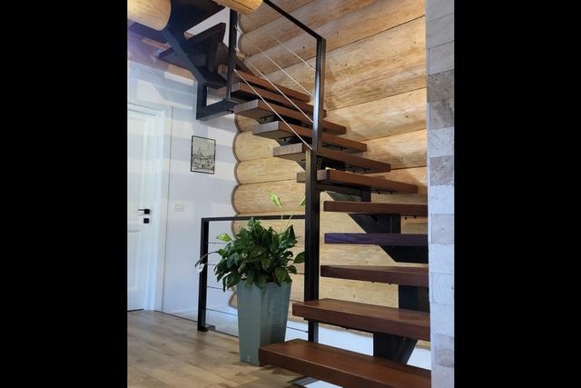 Scara de interior pe structura metalica.