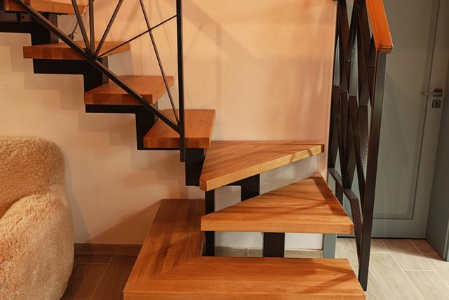 Scara pe structura metalica.