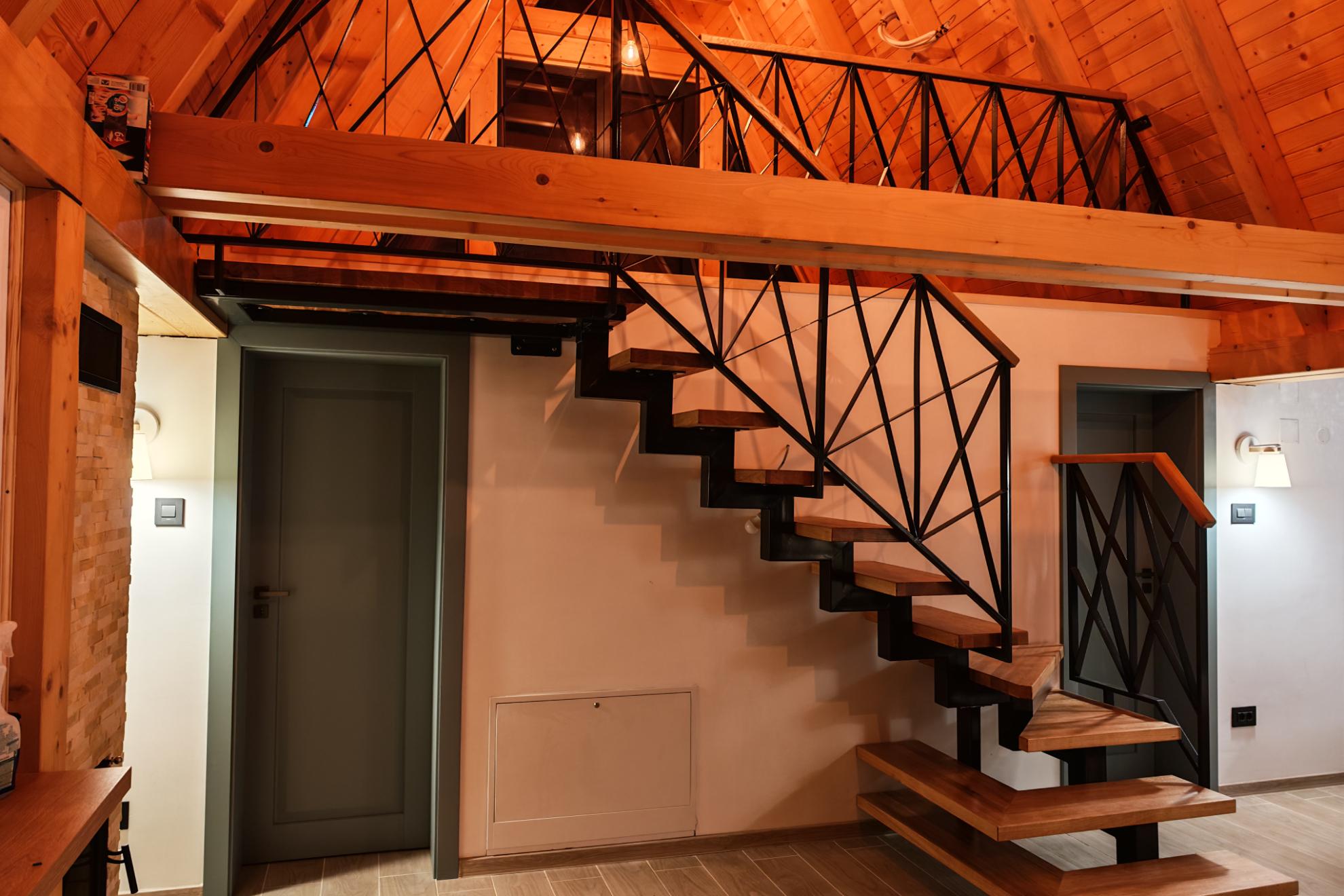 Scara pe structura metalica.