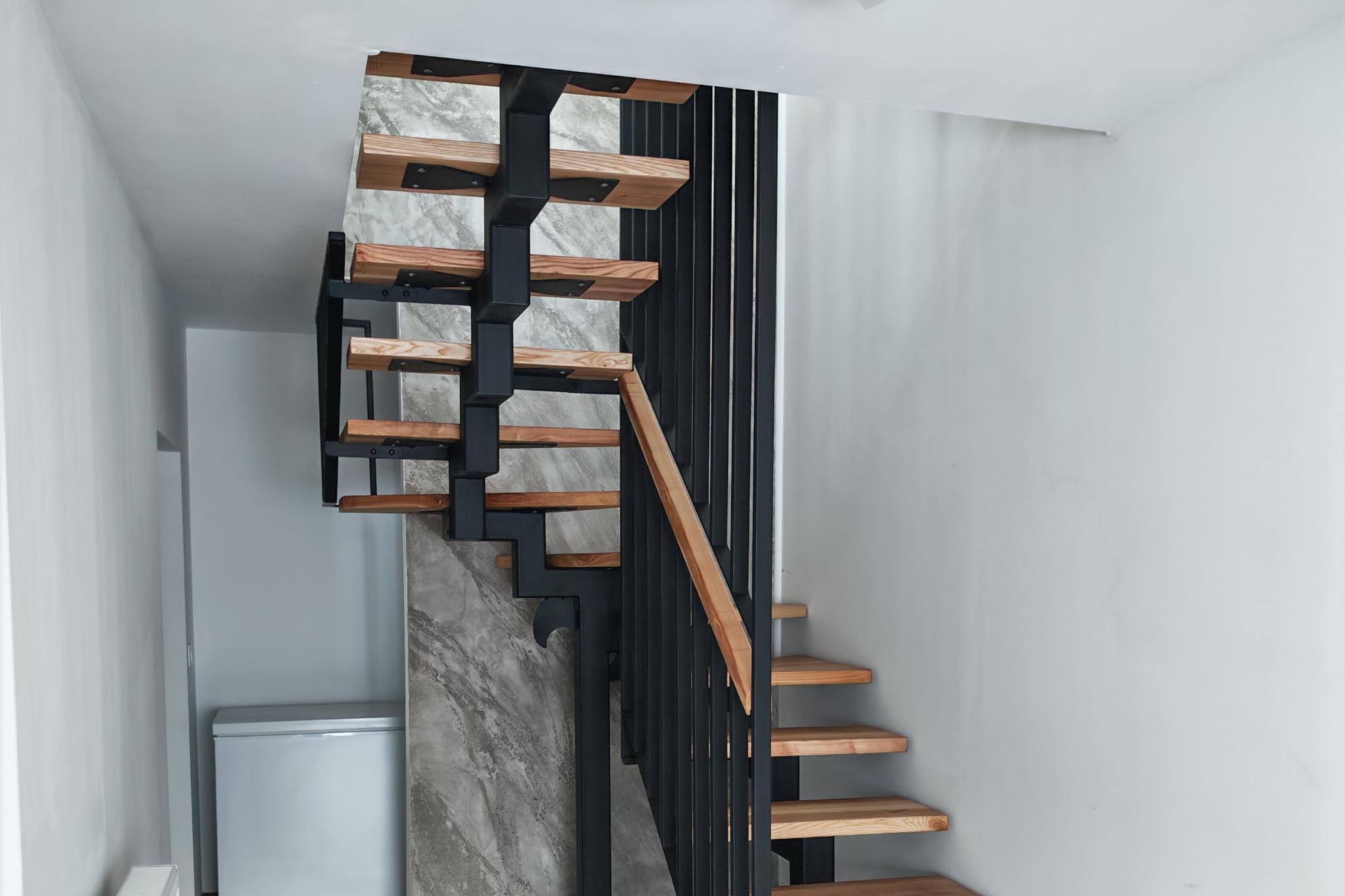 Scara pe structura metalica