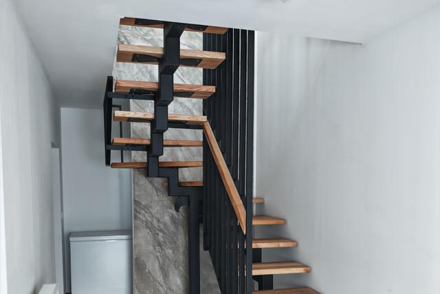 Scara pe structura metalica