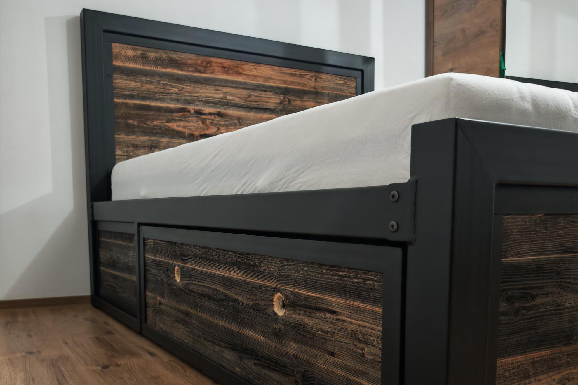 Pat pe structura metalica.